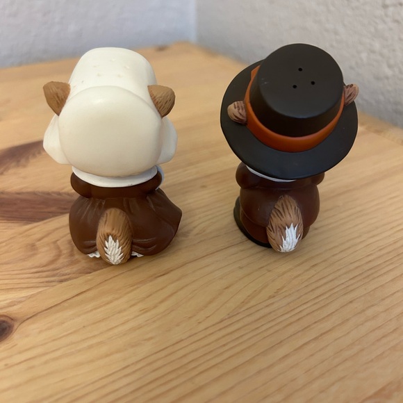 Vintage Hallmark Fall Harvest Chipmunk Salt &Pepper Shakers Thanksgiving - Picture 3 of 5
